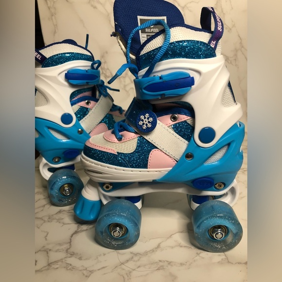 SULIFEEL Ice Snow 4 Size Adjustable Light up Roller Skates for Kids - Picture 4 of 7